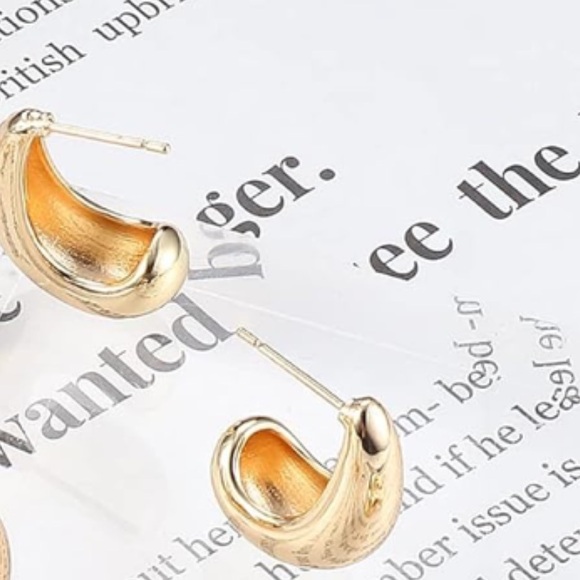 Elegant Gold Hoop Earrings - Picture 4 of 4